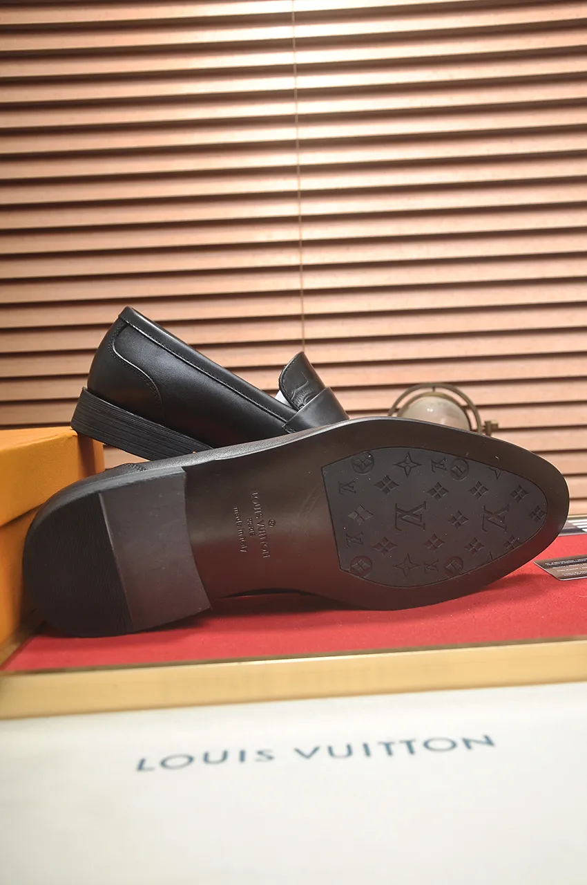 Men's men's shoes 💰540💶 [LV] (original single cowhide lining) 🍀LV's latest genuine leather business suit shoes are launched simultaneously on the official website. The first-layer cowhide imported from Italy is made of heavy gold, 💥official website 1:1 rubber outsole. Versatile to wear, high-end without losing class, and the color combination is extraordinary. This four-season style is alluring when worn on your feet, showing off your big-name flair. Standard code 38-45 (45 customized)